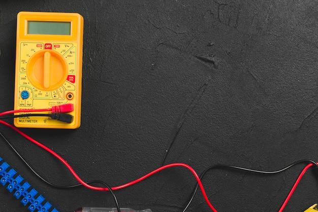  Illustration of how to perform power checks with a digital multimeter